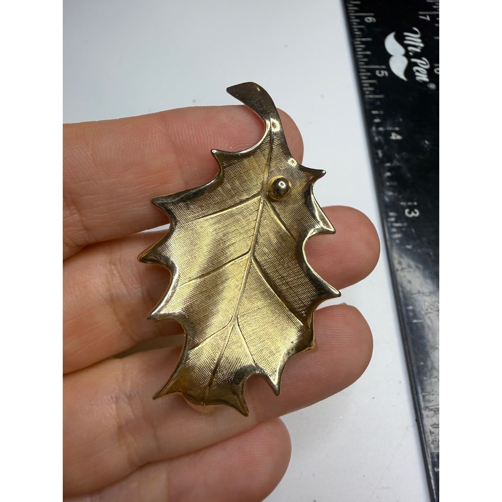 Giovanni Gold Tone Holly Leaf Brooch Pin Textured Christmas Holiday Botanical